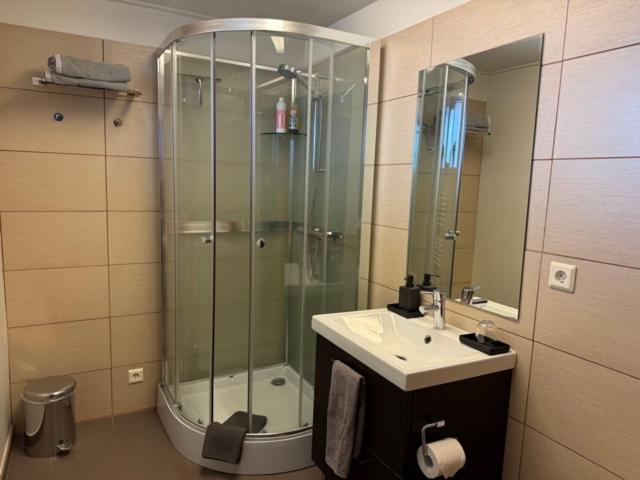 A. Bernhard Guest House Keflavík Екстериор снимка