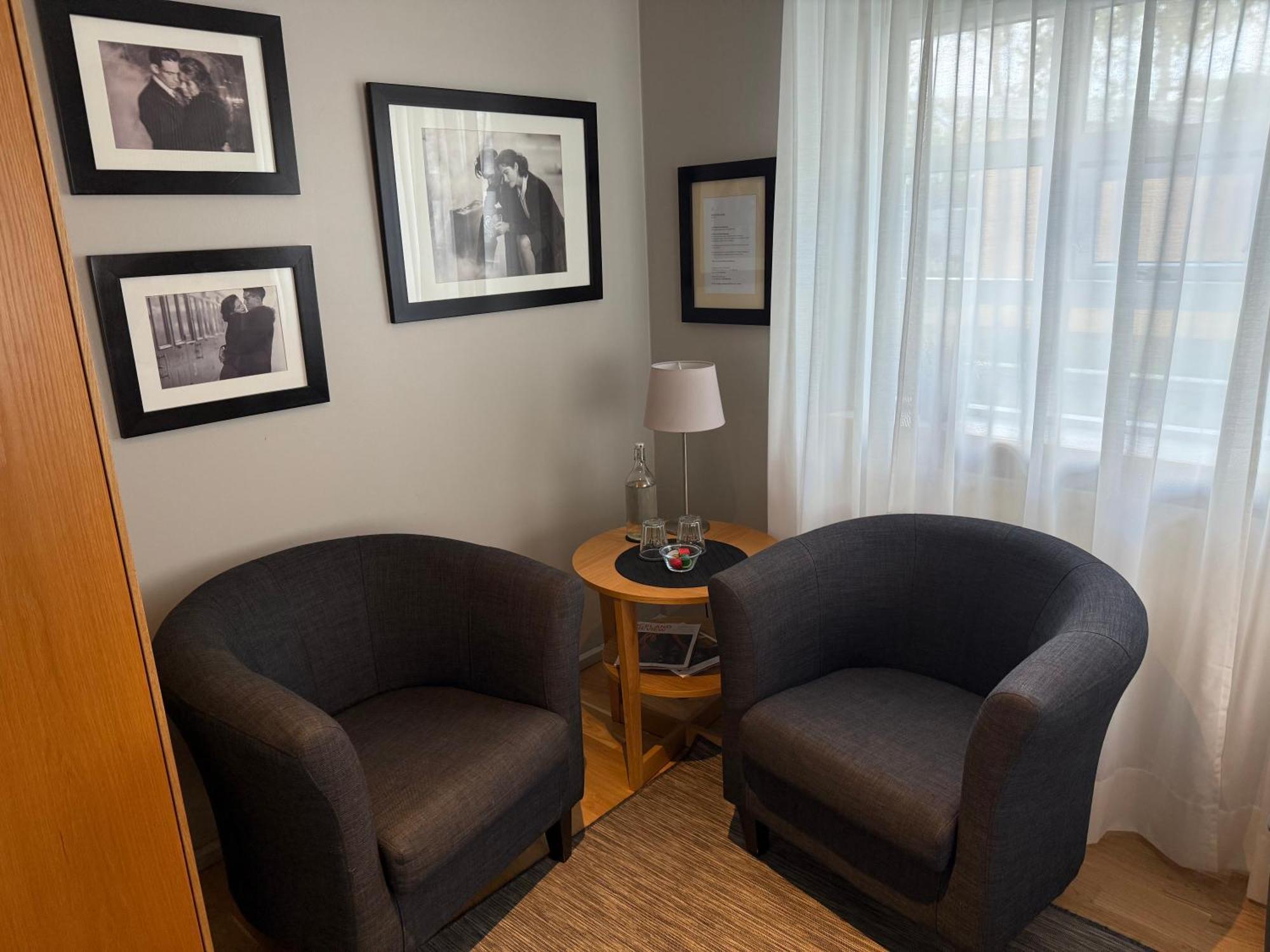 A. Bernhard Guest House Keflavík Екстериор снимка