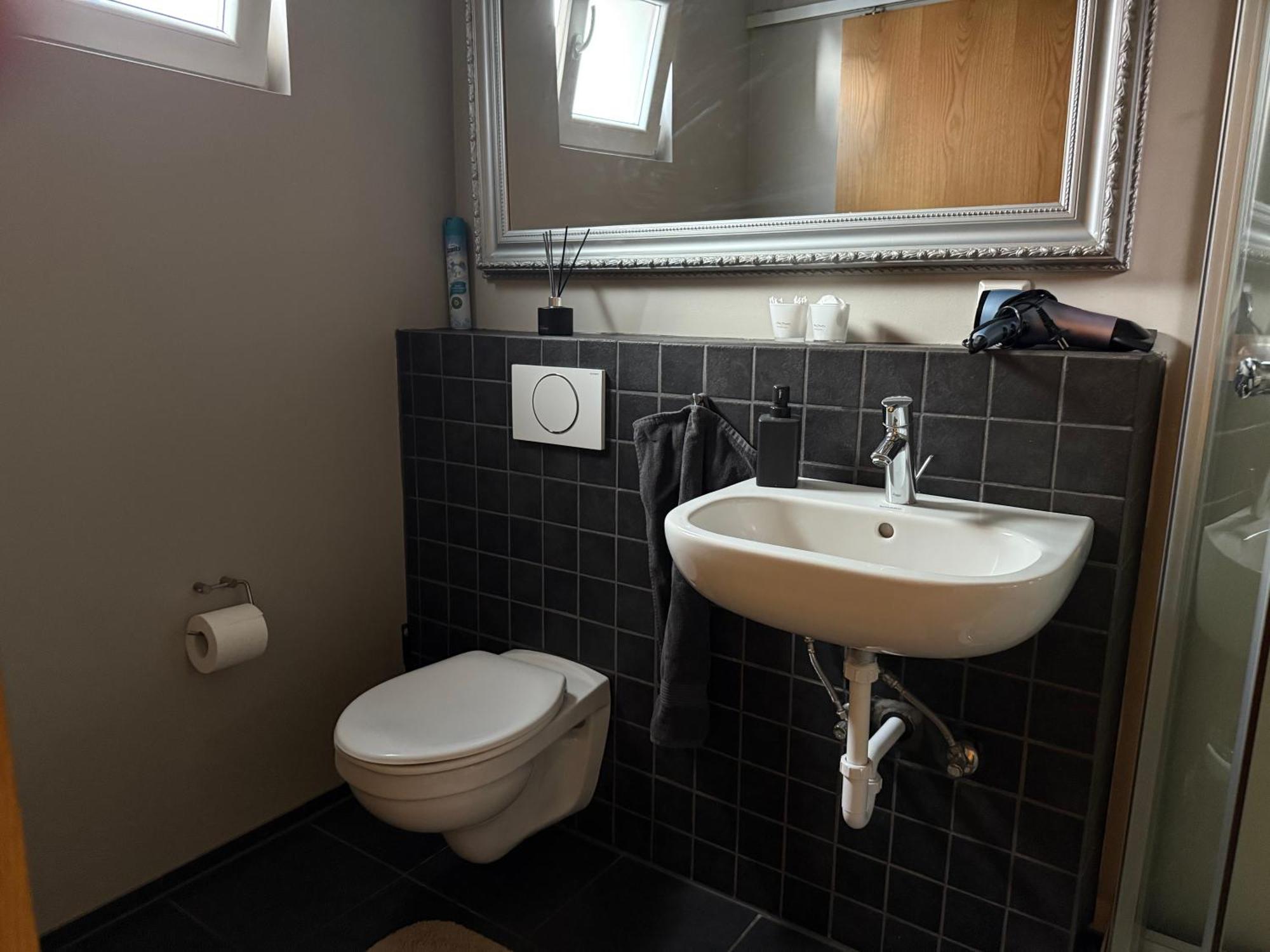A. Bernhard Guest House Keflavík Екстериор снимка
