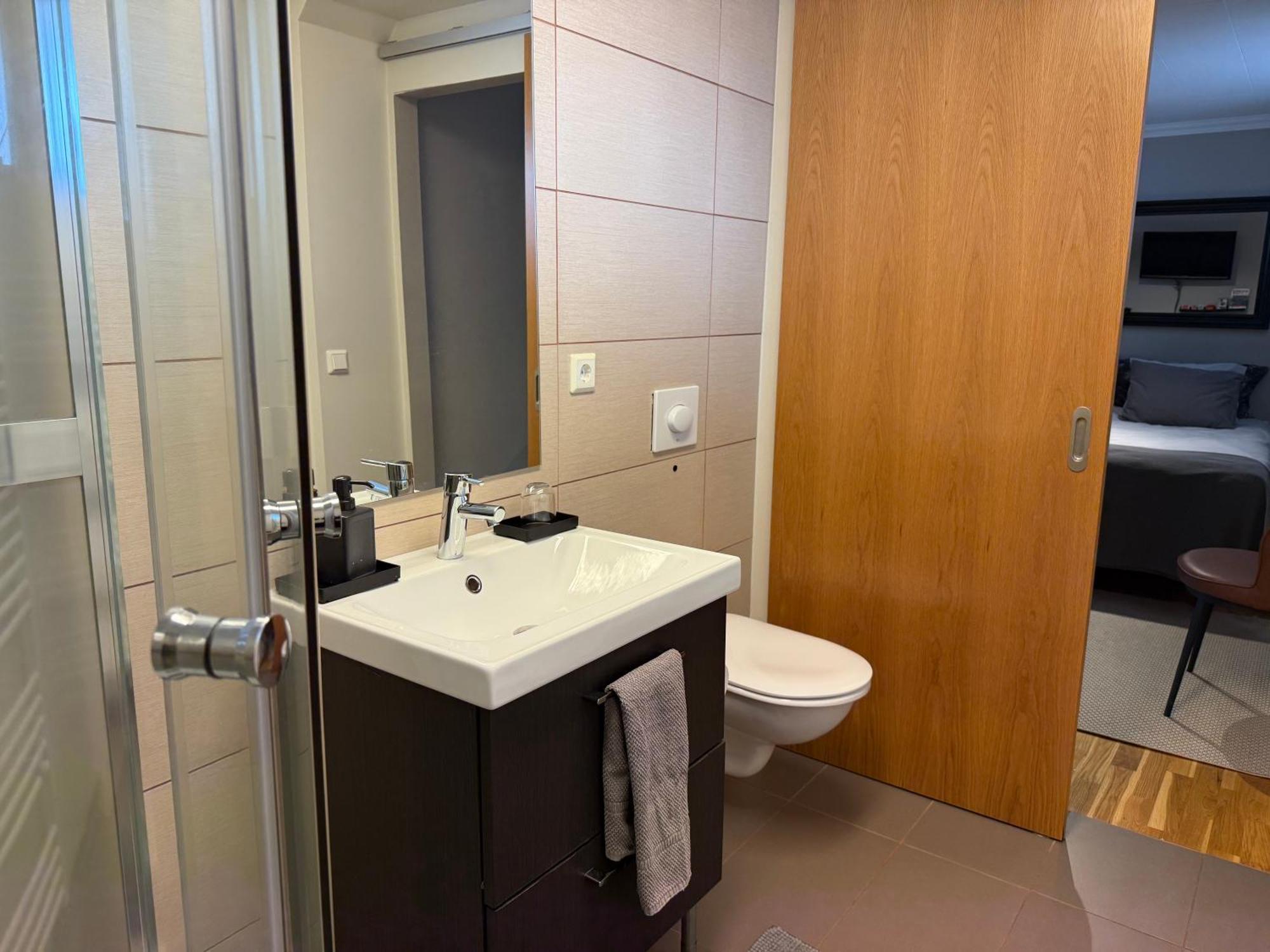 A. Bernhard Guest House Keflavík Екстериор снимка