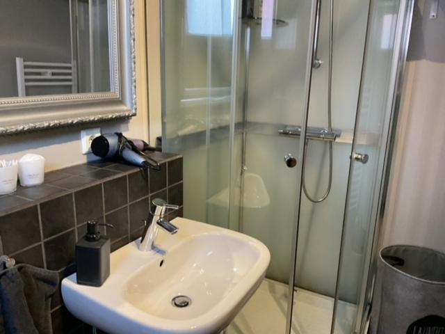 A. Bernhard Guest House Keflavík Екстериор снимка