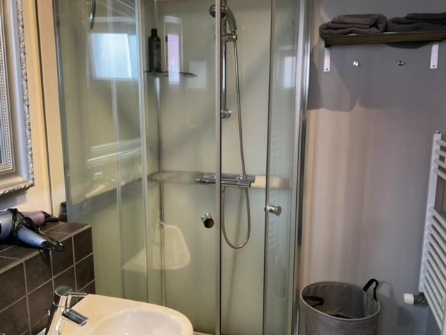 A. Bernhard Guest House Keflavík Екстериор снимка