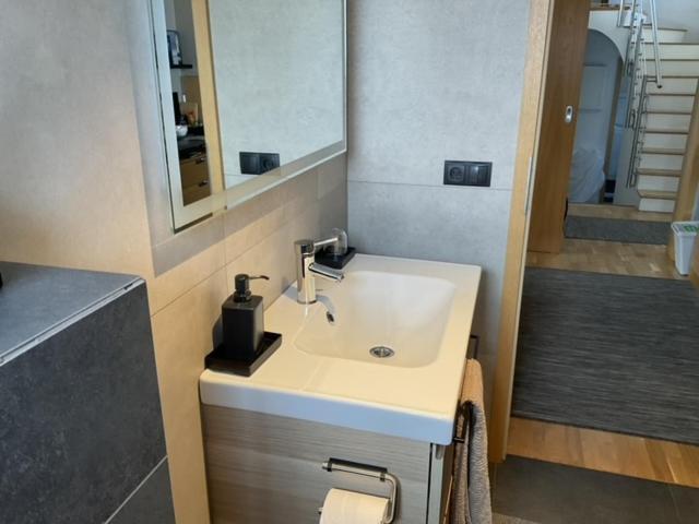 A. Bernhard Guest House Keflavík Екстериор снимка