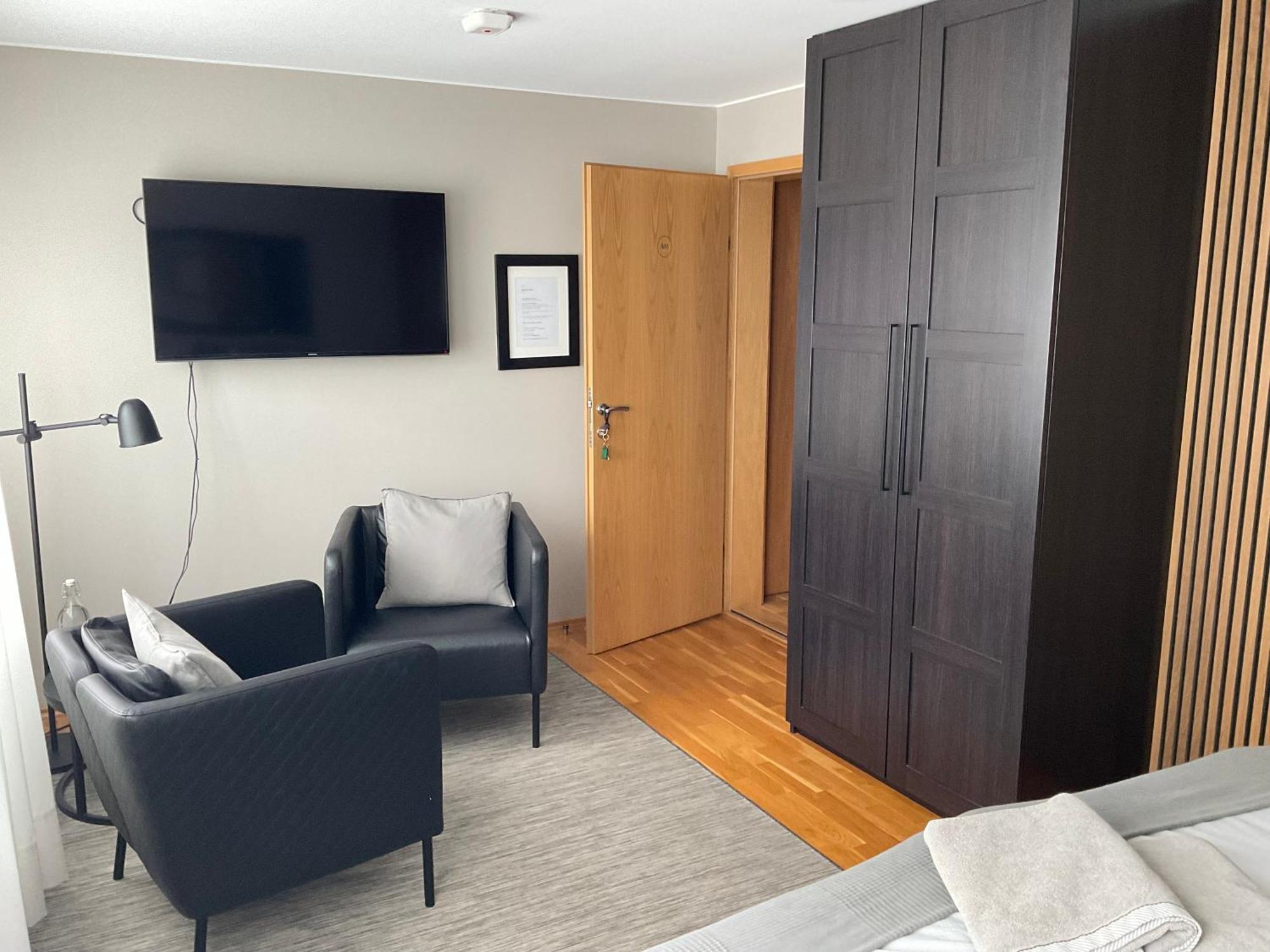 A. Bernhard Guest House Keflavík Екстериор снимка