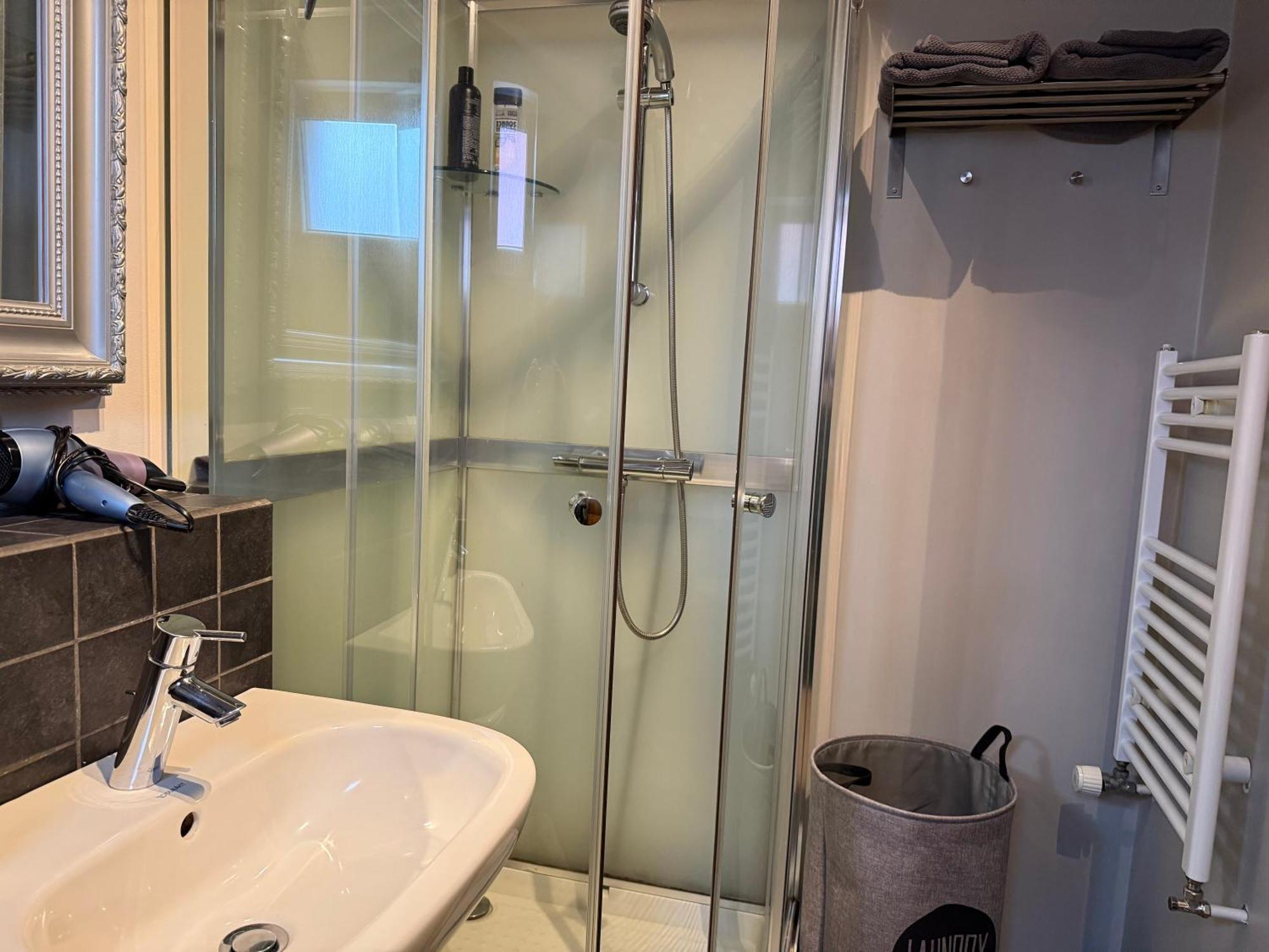 A. Bernhard Guest House Keflavík Екстериор снимка